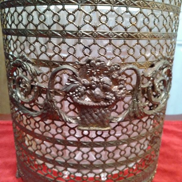 Waste/garbage can - Picture 2 of 7